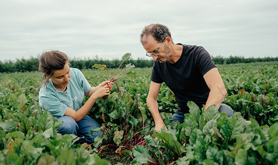 Vrouw en man in een veld met gewassen